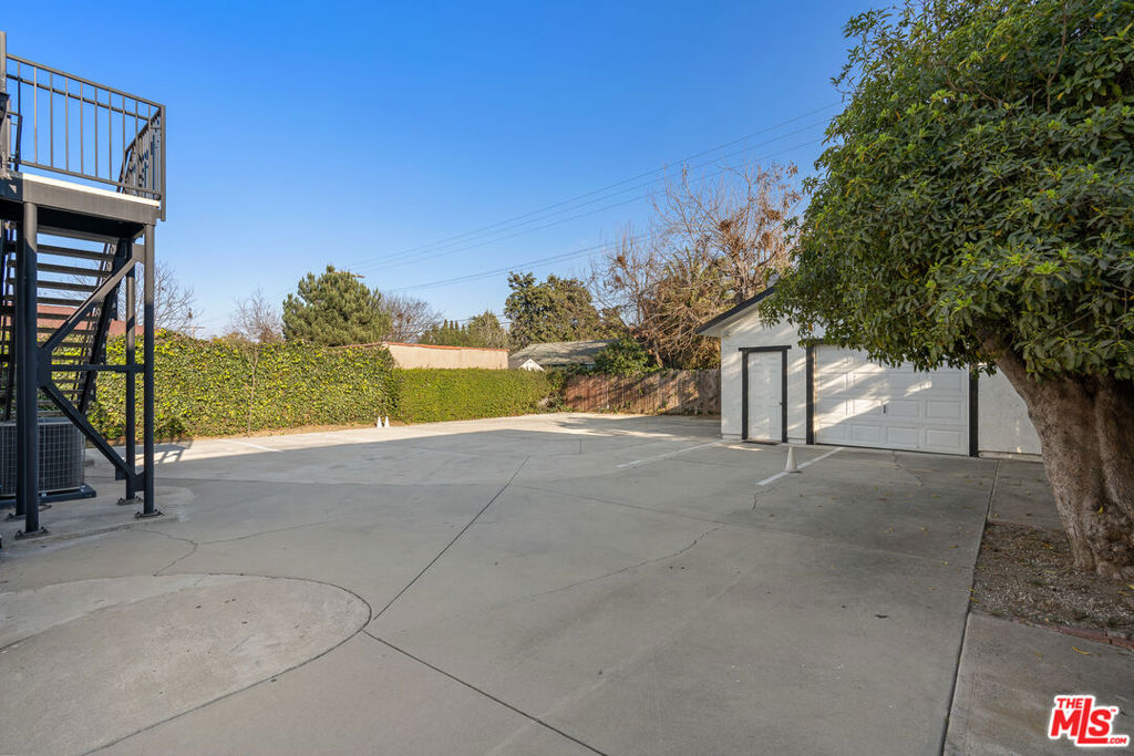 1250 S Windsor Boulevard Property Photo 24