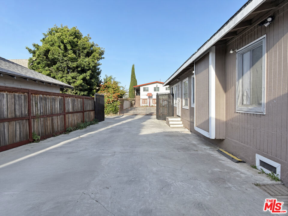 740 Daisy Avenue Property Photo 3