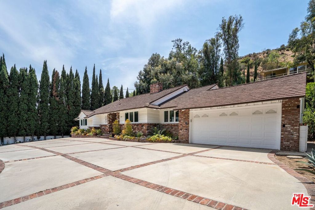 2201 Coldwater Canyon Drive Property Photo 2