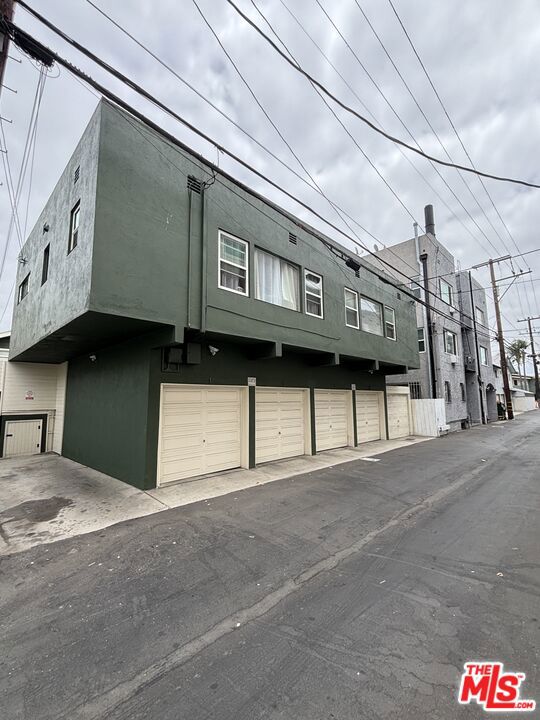1142 E 1st Street Property Photo 3