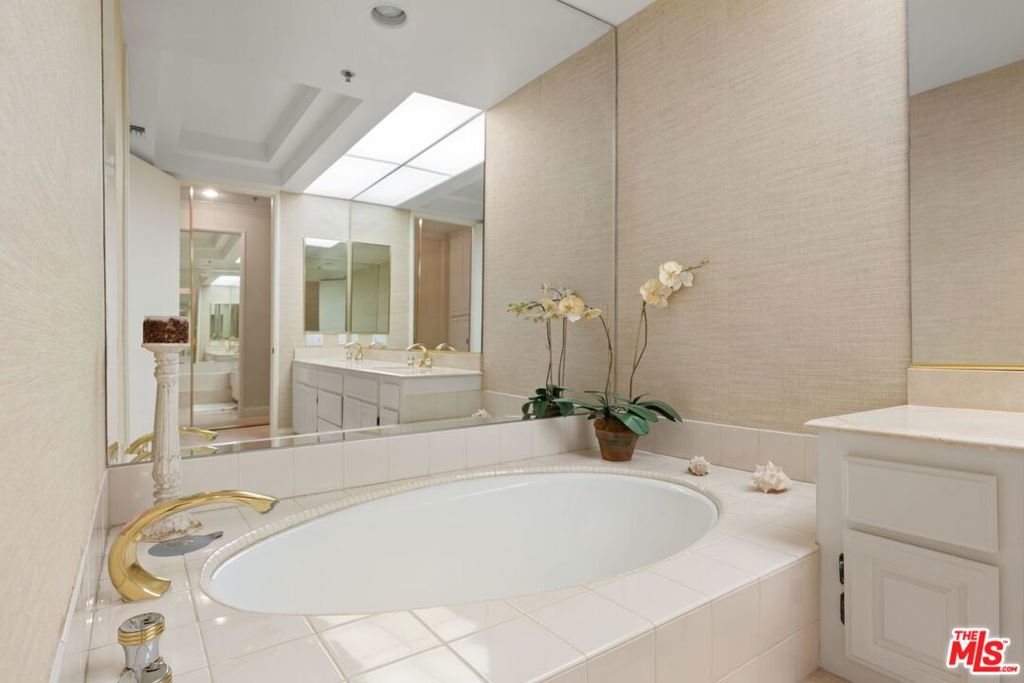 2132 Century Park Lane 103 Property Photo 31