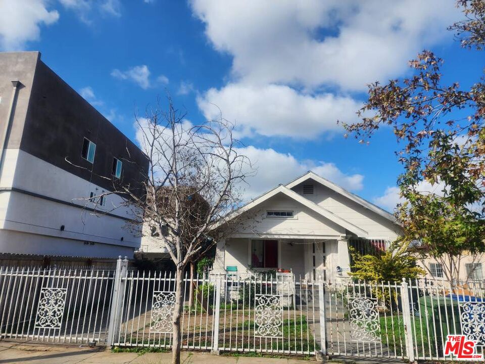 1147 S Ardmore Avenue Property Photo 1