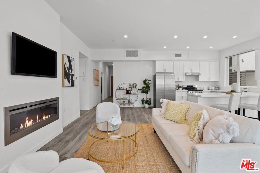 5114 Cahuenga Boulevard 2 Property Photo 4