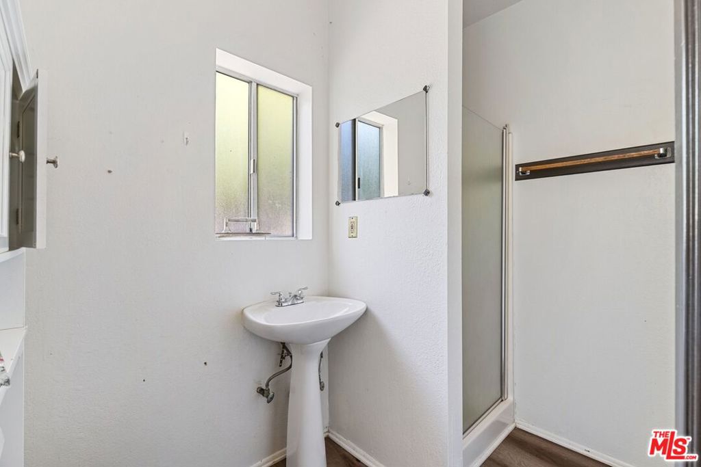 5723 Stansbury Avenue Property Photo 14