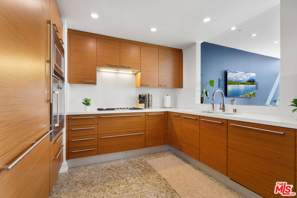 900 W Olympic Boulevard 32g Property Photo 3