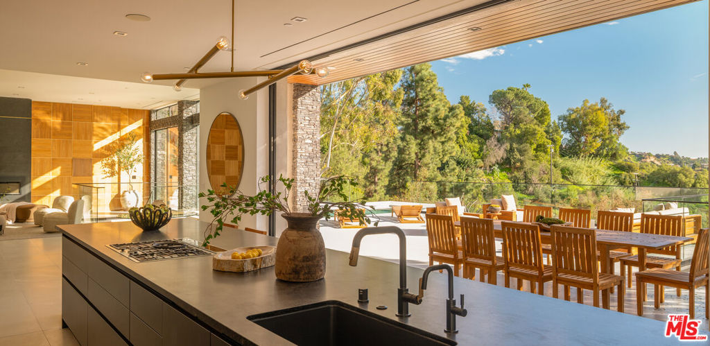 12752 Mulholland Drive Property Photo 15