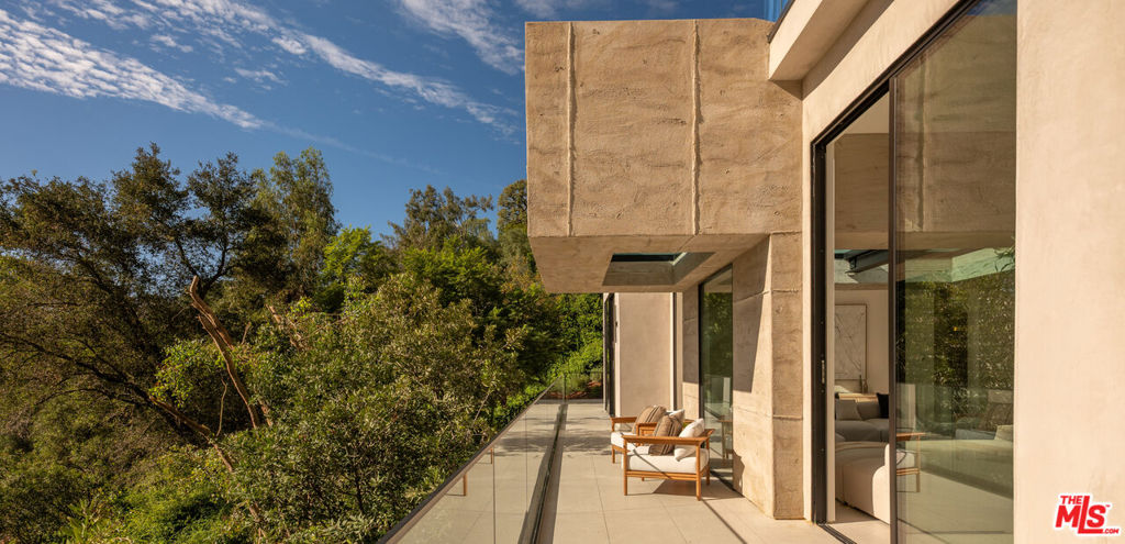 12752 Mulholland Drive Property Photo 35