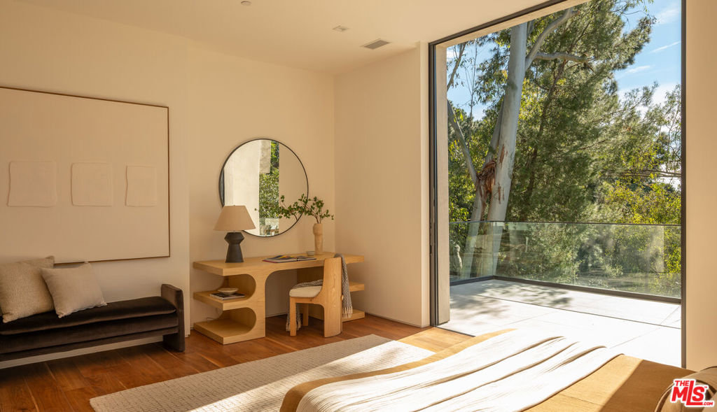 12752 Mulholland Drive Property Photo 38