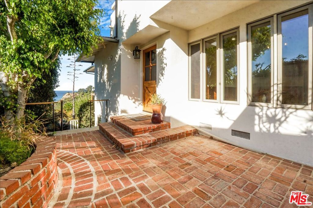 321 N Las Casas Avenue Property Photo 15