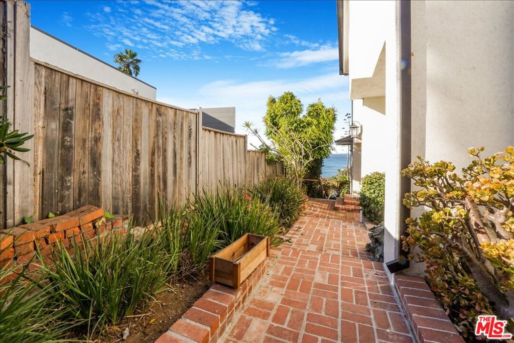 321 N Las Casas Avenue Property Photo 17