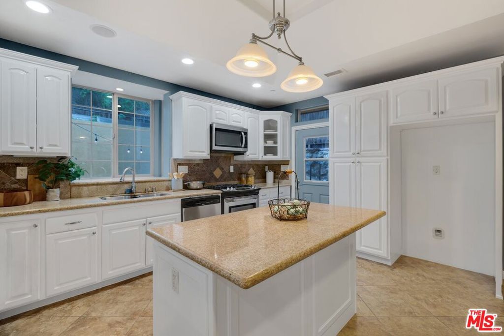 2529 Topanga Skyline Drive Property Photo 9