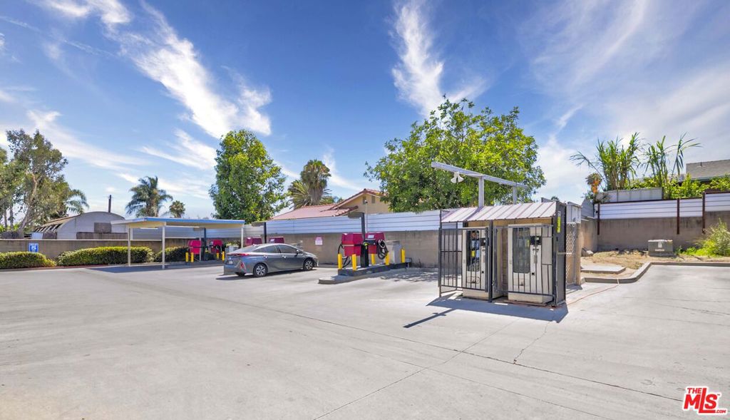 1352 N Santa Fe Avenue Property Photo 8