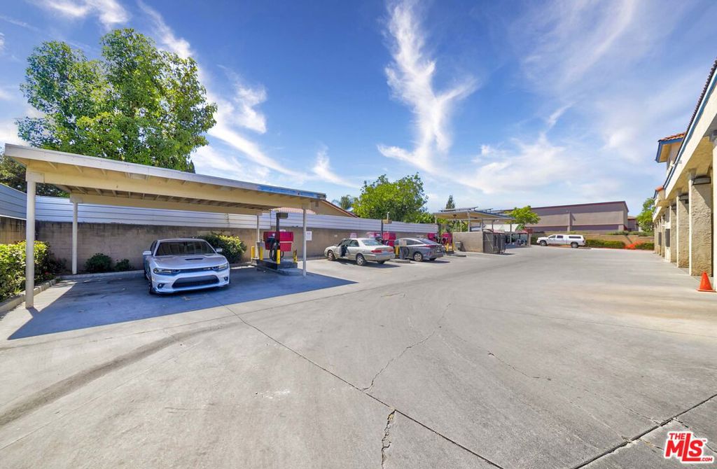 1352 N Santa Fe Avenue Property Photo 11