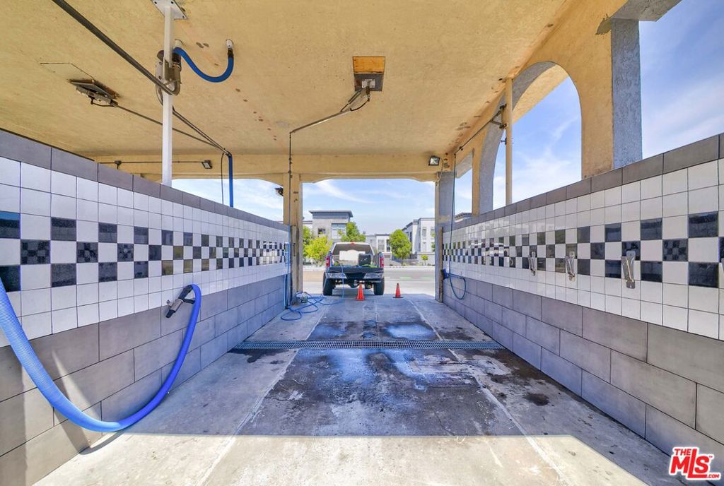 1352 N Santa Fe Avenue Property Photo 13