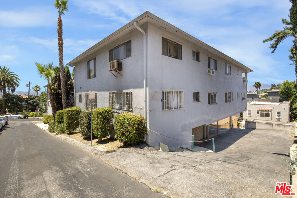 1350 Edgecliffe Drive Property Photo 3