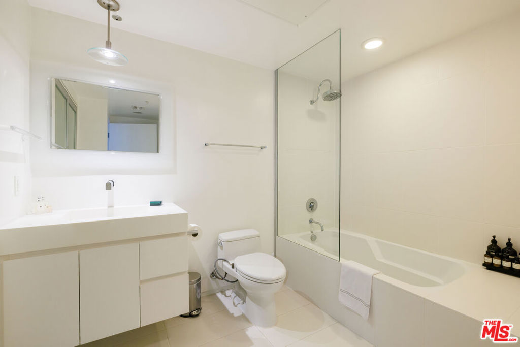 825 N Kings Road 2 Property Photo 14