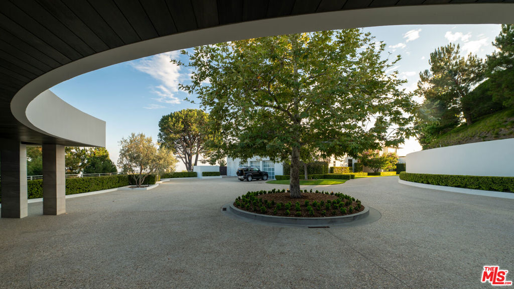 9966 Beverly Grove Drive Property Photo 7
