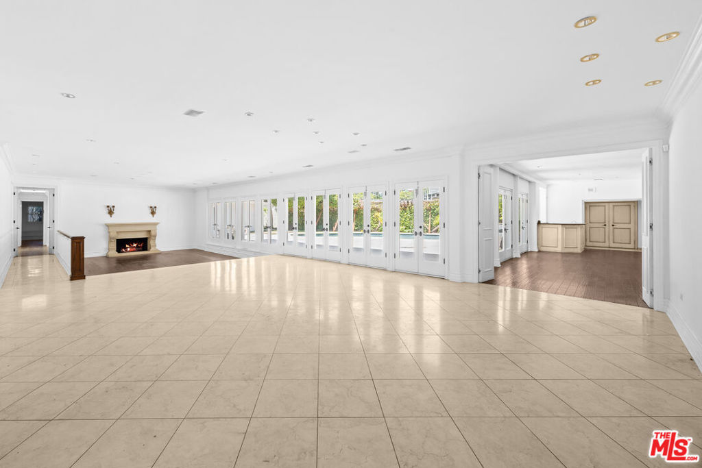 716 N Beverly Drive Property Photo 3