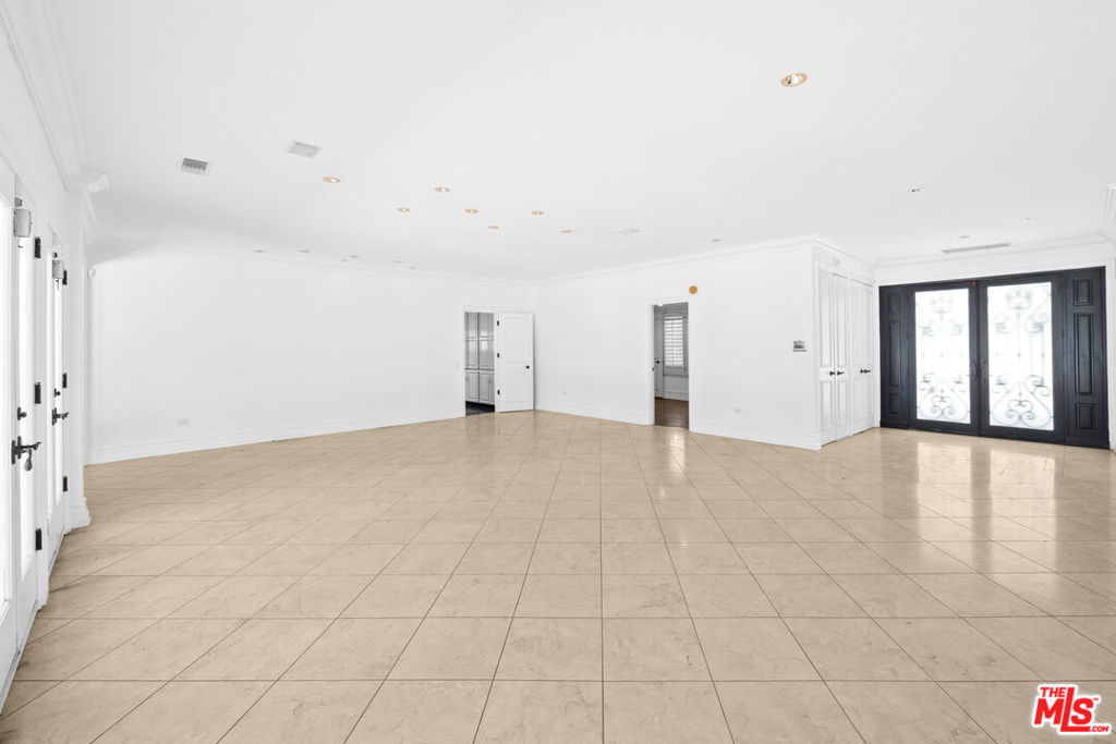 716 N Beverly Drive Property Photo 6