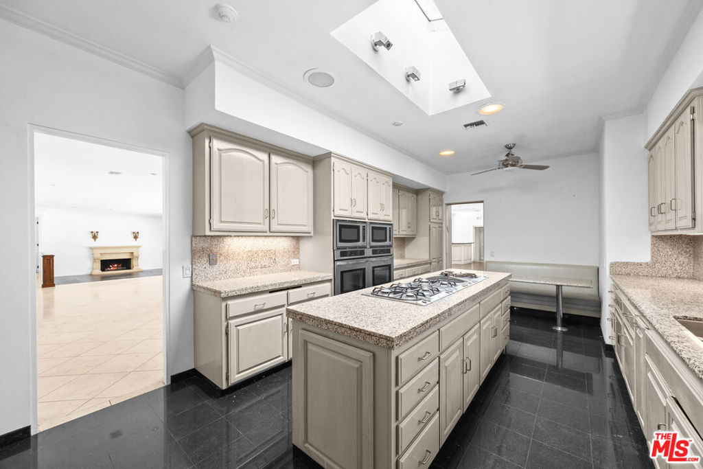 716 N Beverly Drive Property Photo 11