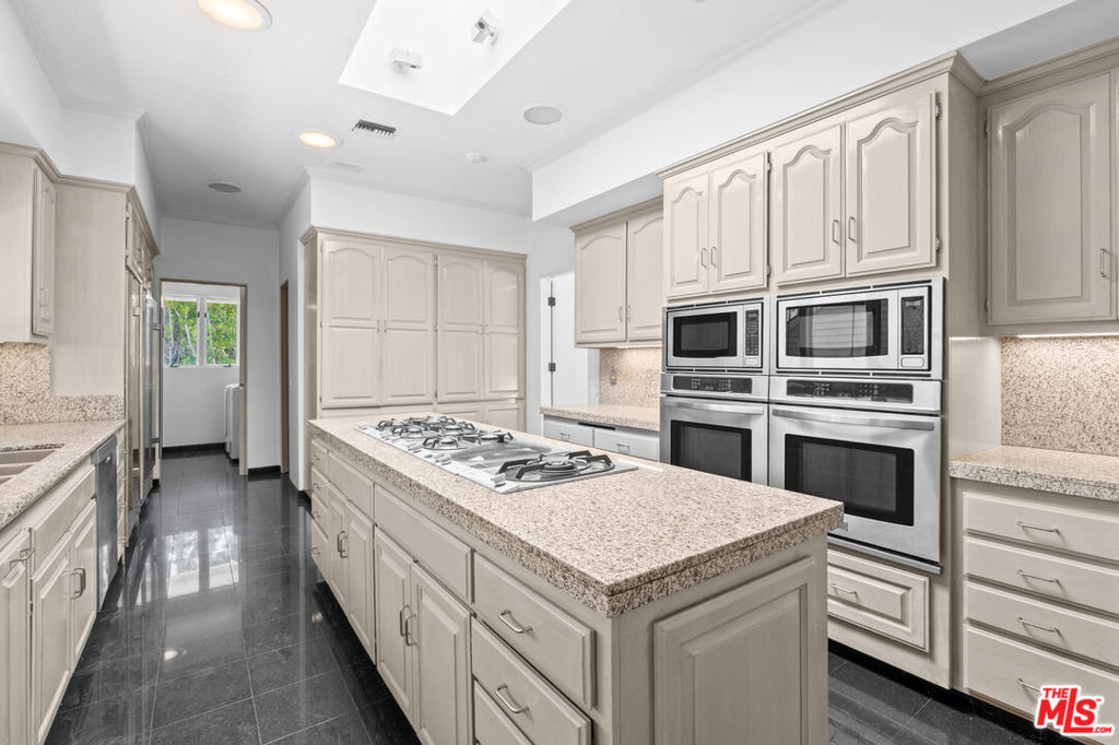 716 N Beverly Drive Property Photo 14