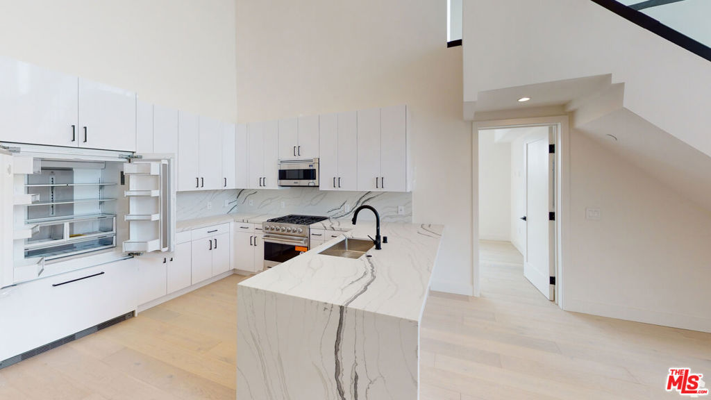 105 S Doheny Drive Ph3 Property Photo 6