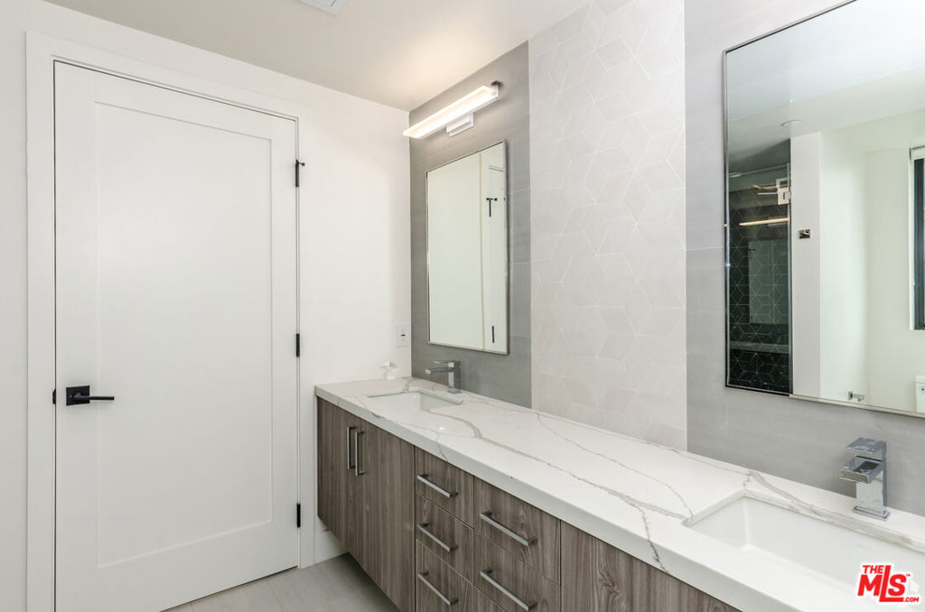 105 S Doheny Drive Ph3 Property Photo 17