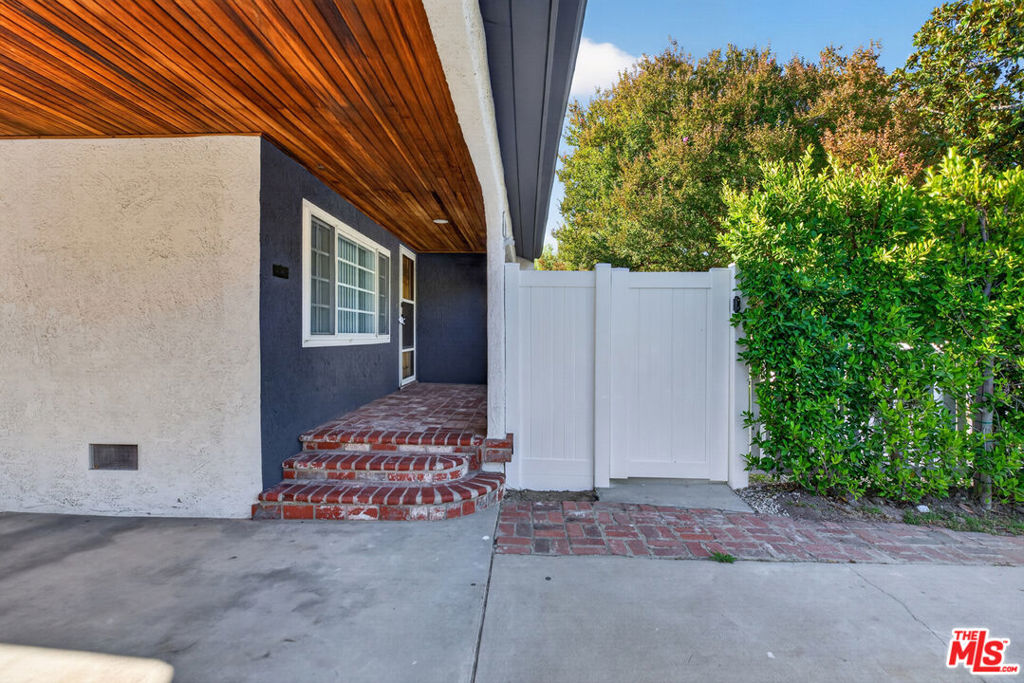 1811 N Avon Street Property Photo 4