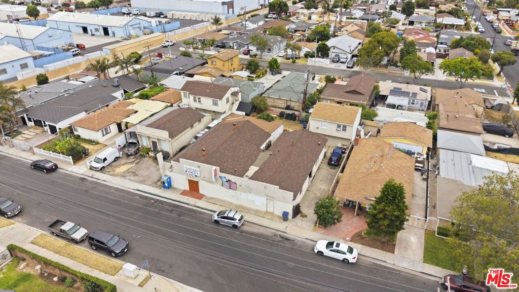 741 E Deloras Drive Property Photo 3
