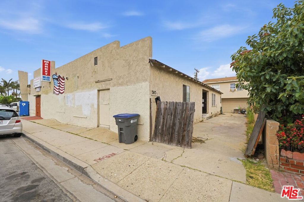 743 E Deloras Drive Property Photo 4