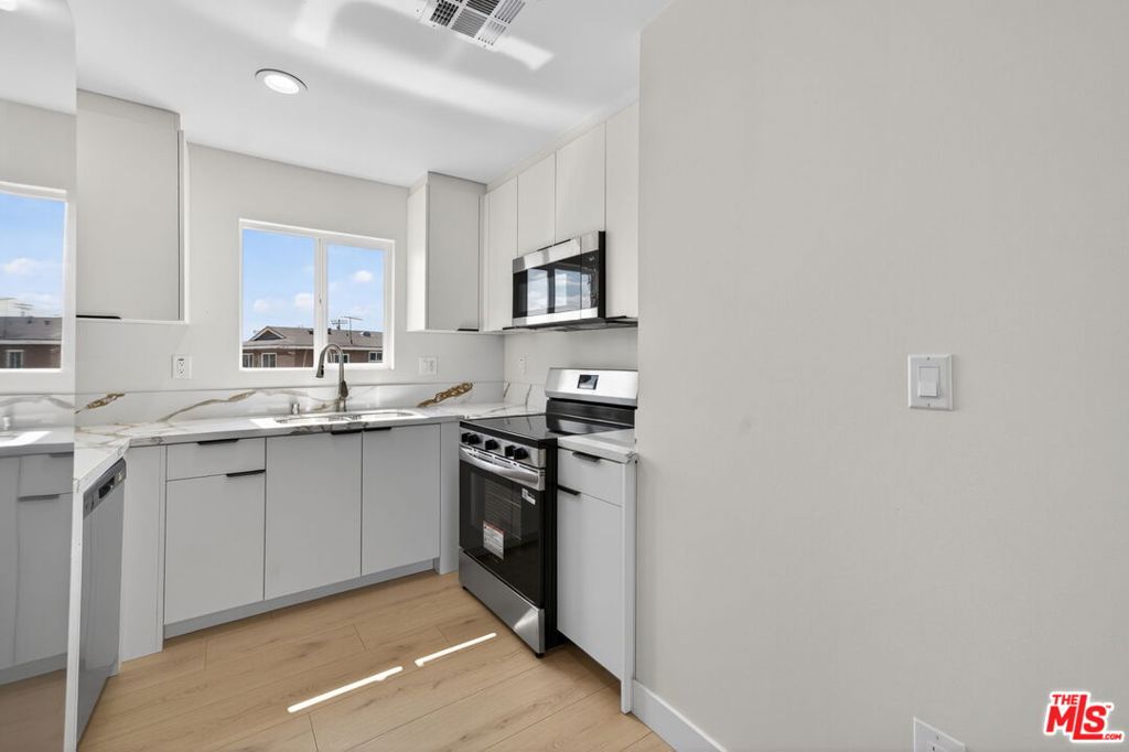 3436 Hunter Street 1/4 Property Photo 6