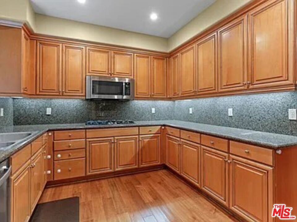 1810 S Barrington Avenue 5 Property Photo 2