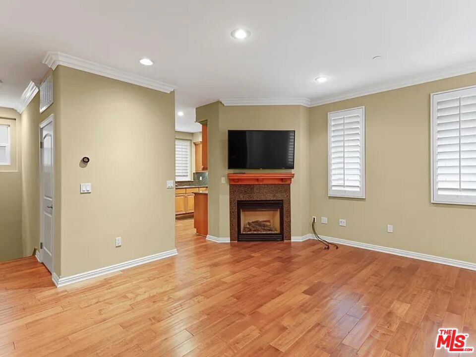 1810 S Barrington Avenue 5 Property Photo 6