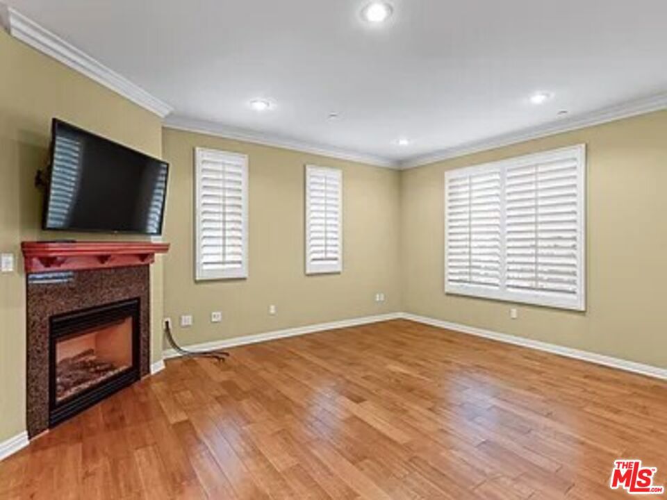 1810 S Barrington Avenue 5 Property Photo 8