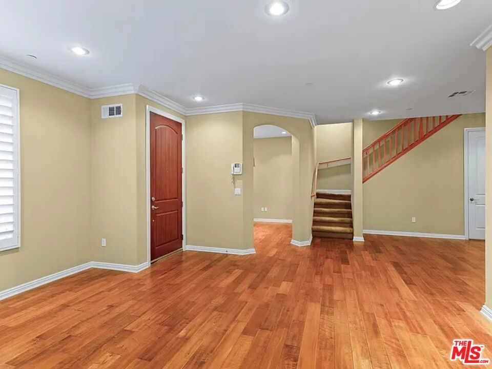 1810 S Barrington Avenue 5 Property Photo 11