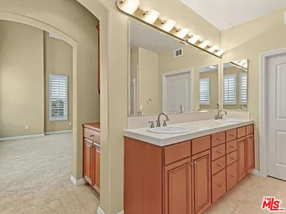 1810 S Barrington Avenue 5 Property Photo 17