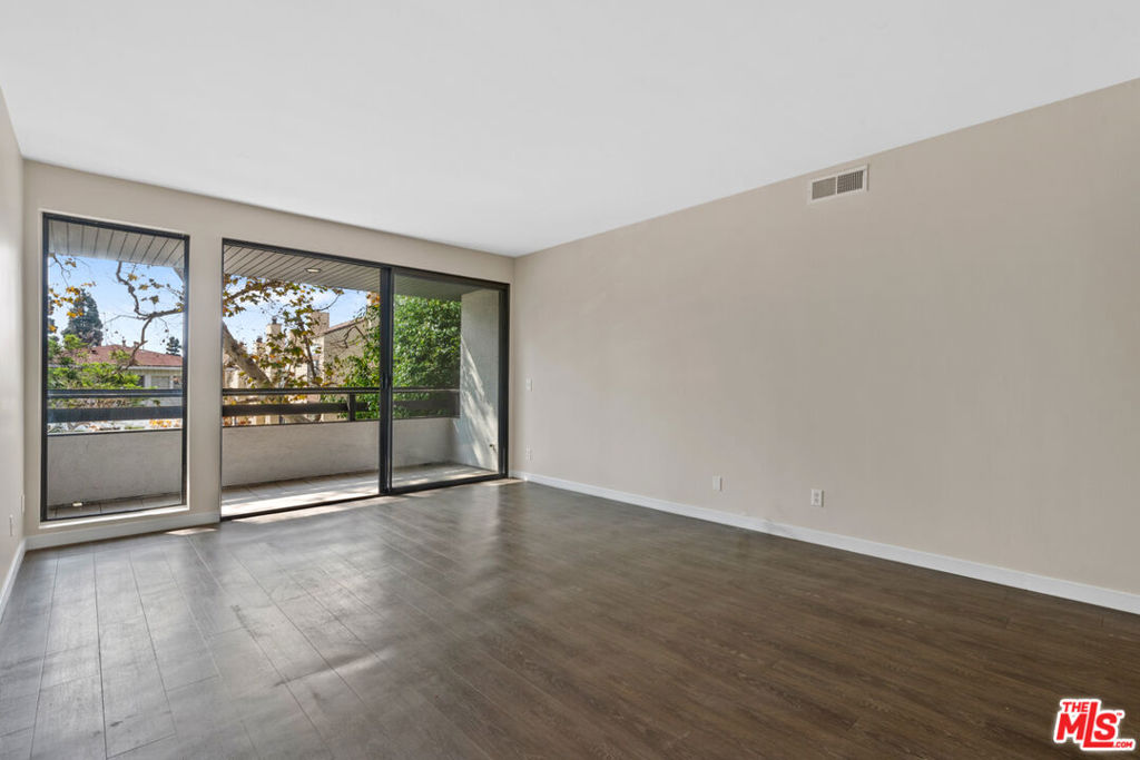 1830 Westholme Avenue 101 Property Photo 4