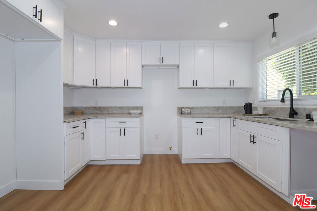 11125 S Osage Avenue Property Photo 7