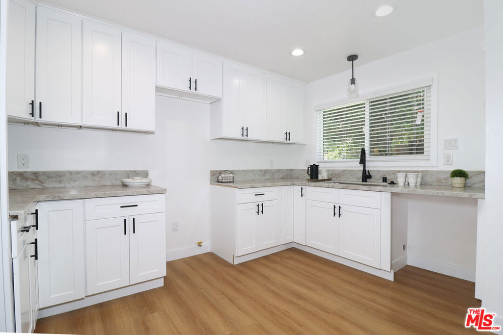 11125 S Osage Avenue Property Photo 8