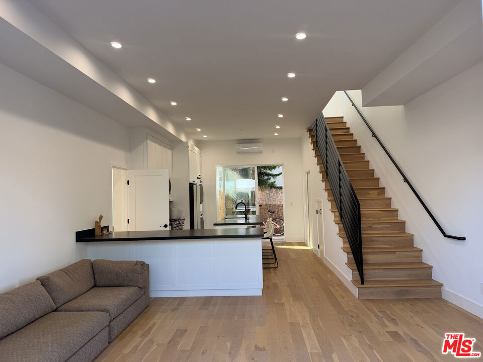 3989 1/2 Beethoven Street Property Photo 1