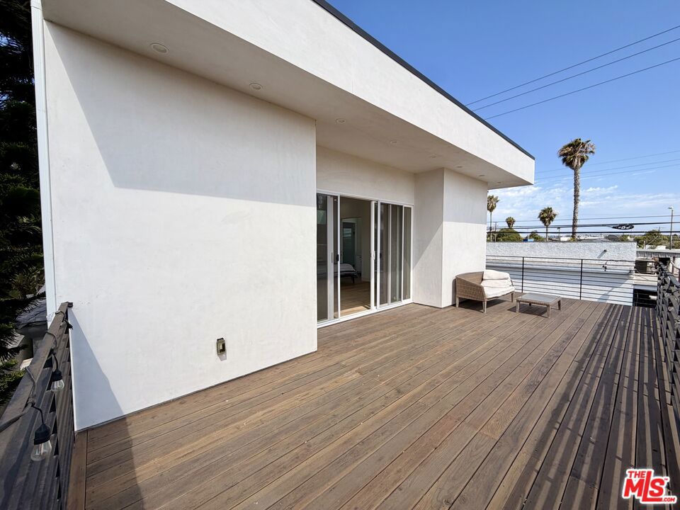 3989 1/2 Beethoven Street Property Photo 8