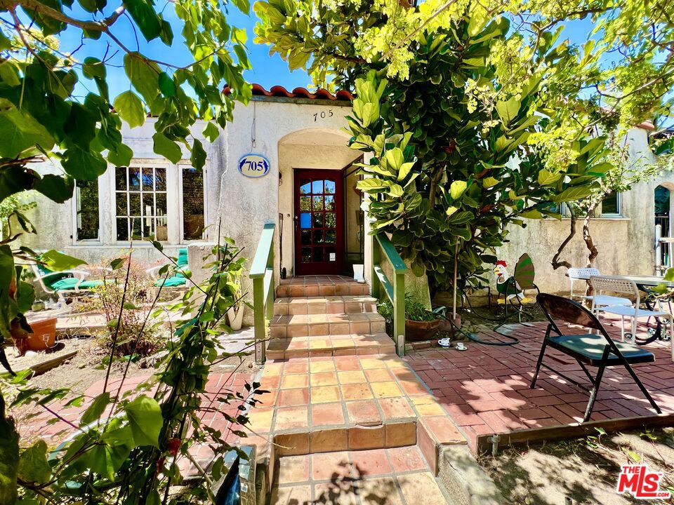 705 Superba Avenue Property Photo 1