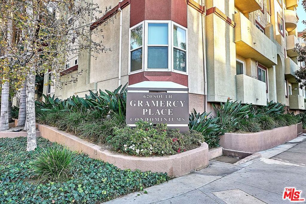 620 S Gramercy Place 301 Property Photo 3