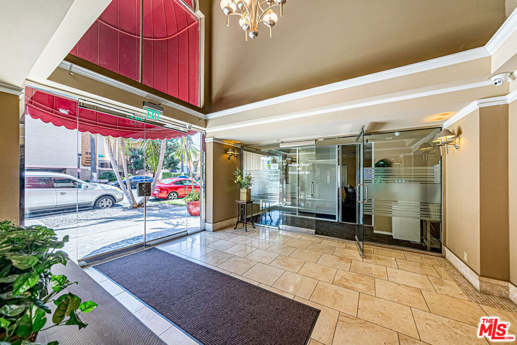 620 S Gramercy Place 301 Property Photo 4