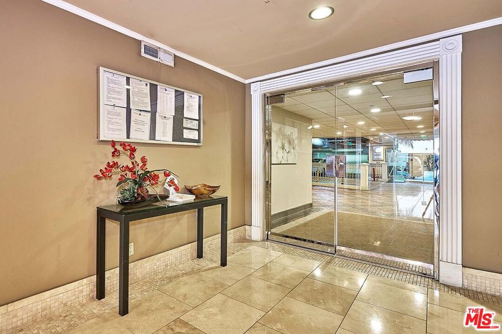 620 S Gramercy Place 301 Property Photo 7