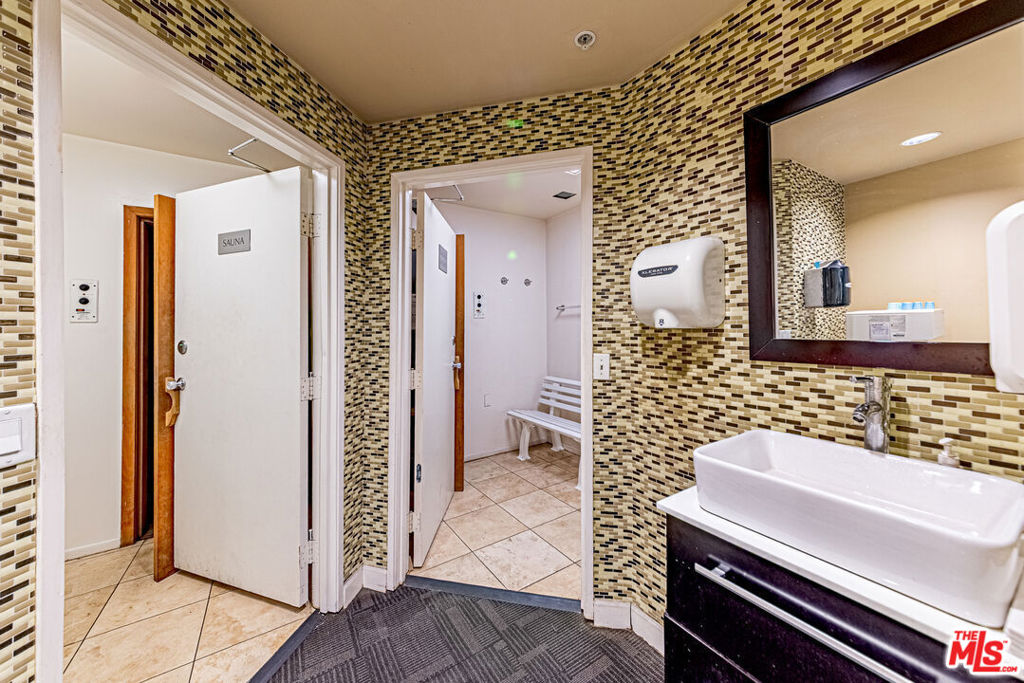 620 S Gramercy Place 301 Property Photo 38