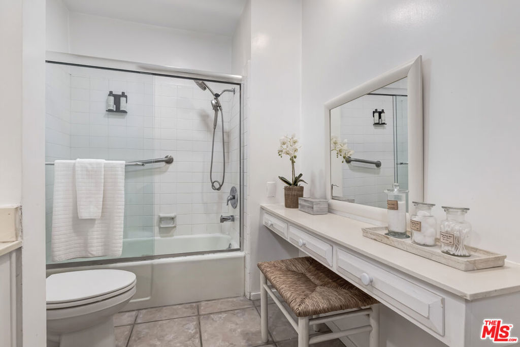 809 S Bundy Drive 214 Property Photo 25
