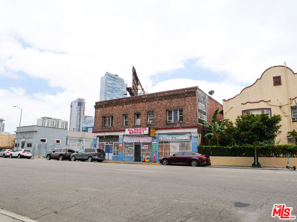 1214 W 8th Street Property Photo 18