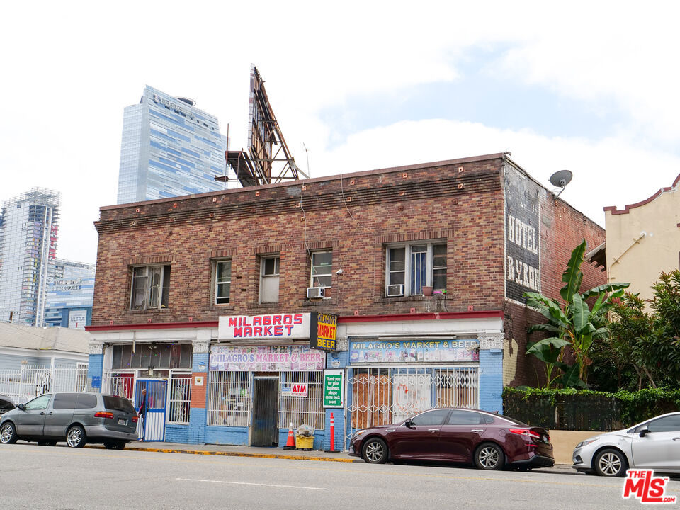 1214 W 8th Street Property Photo 19