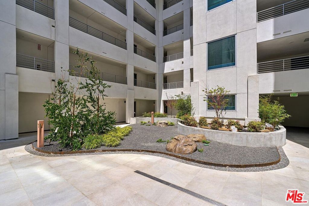 510 S Oxford Avenue 402 Property Photo 17